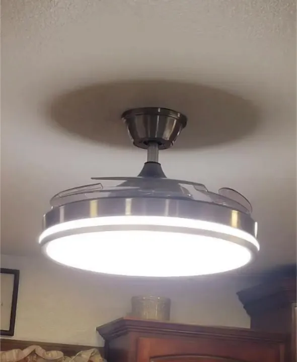 Ventilador de techo con la luz LED encendida a máxima intensidad