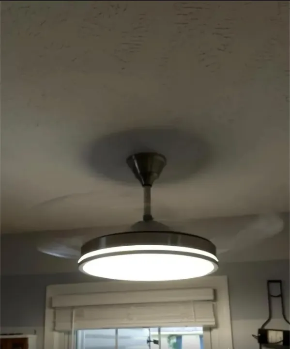 Ventilador de techo con las aspas en movimiento